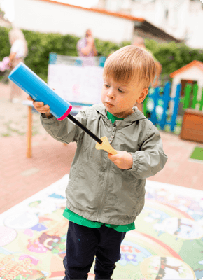 zdjecie11 Żłobek Piaseczno – dziecko bawiące się na placu zabaw prywatnego żłobka Creative Mind School.