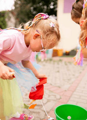 zdjecie14 Prywatne przedszkole Piaseczno – dzieci bawiące się na świeżym powietrzu w Creative Mind School.